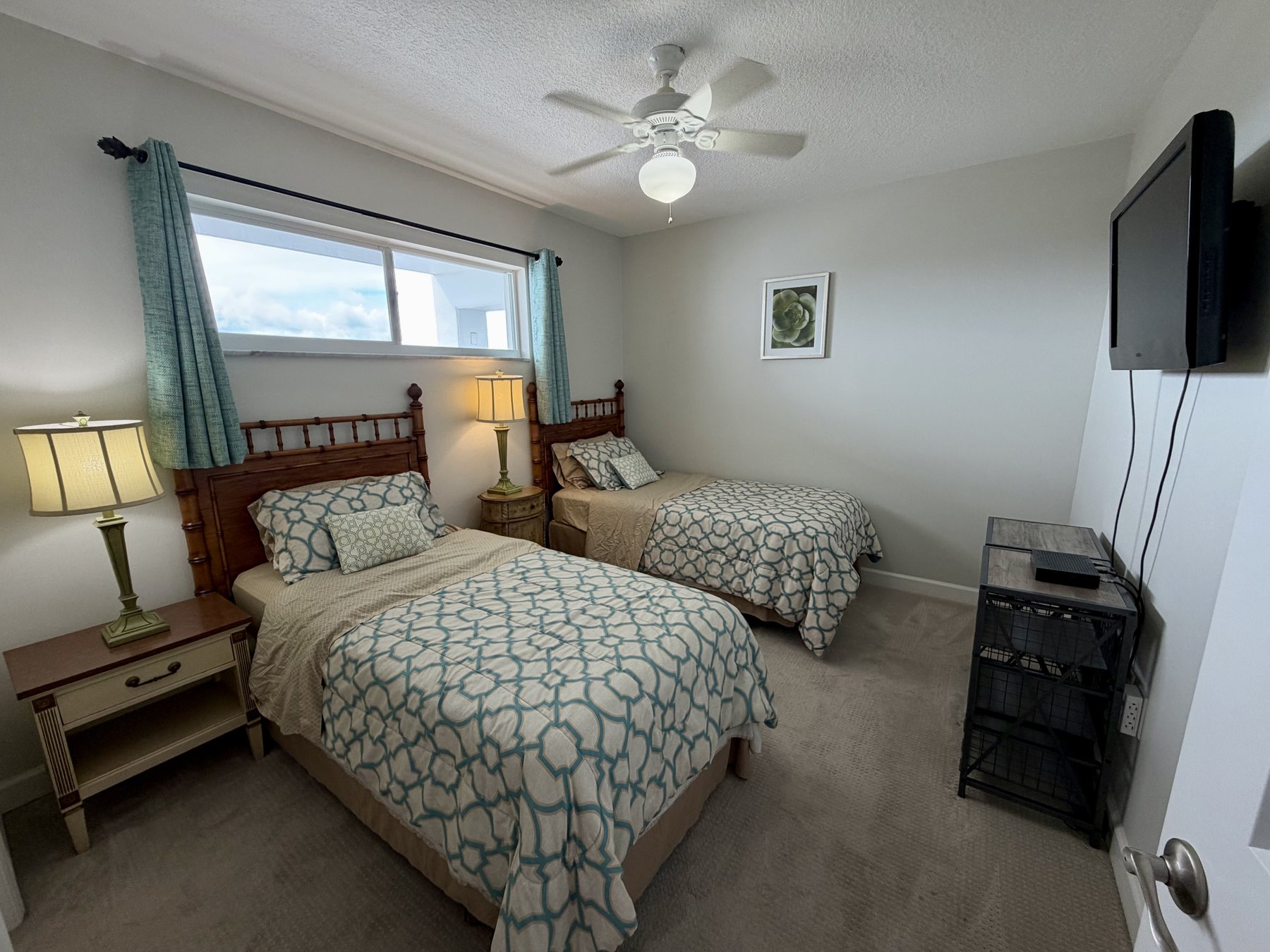 Guest bedroom with twin beds in rental unit 1003