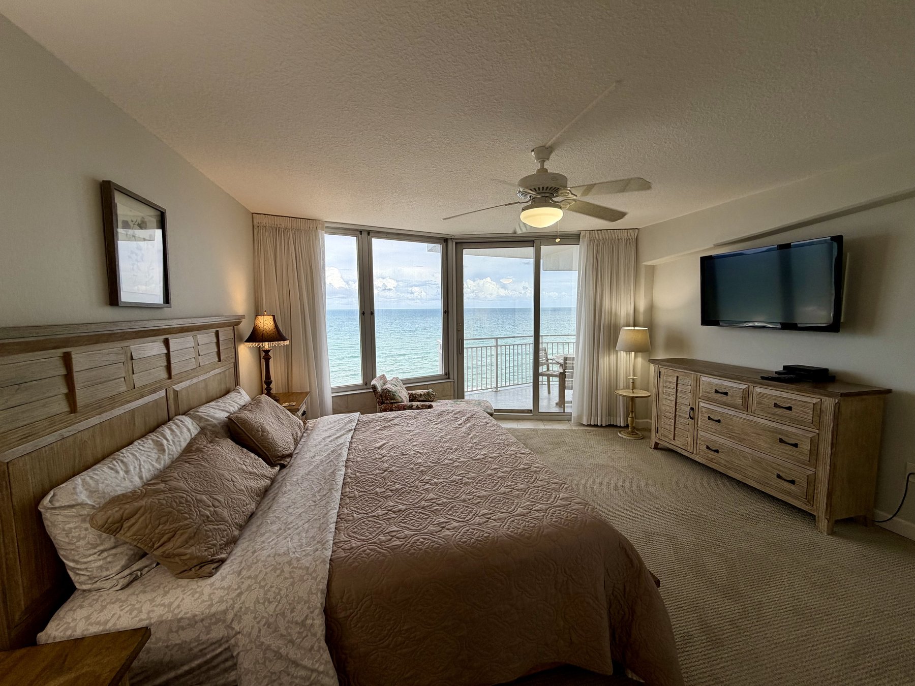 Additional primary bedroom view in rental unit 1003