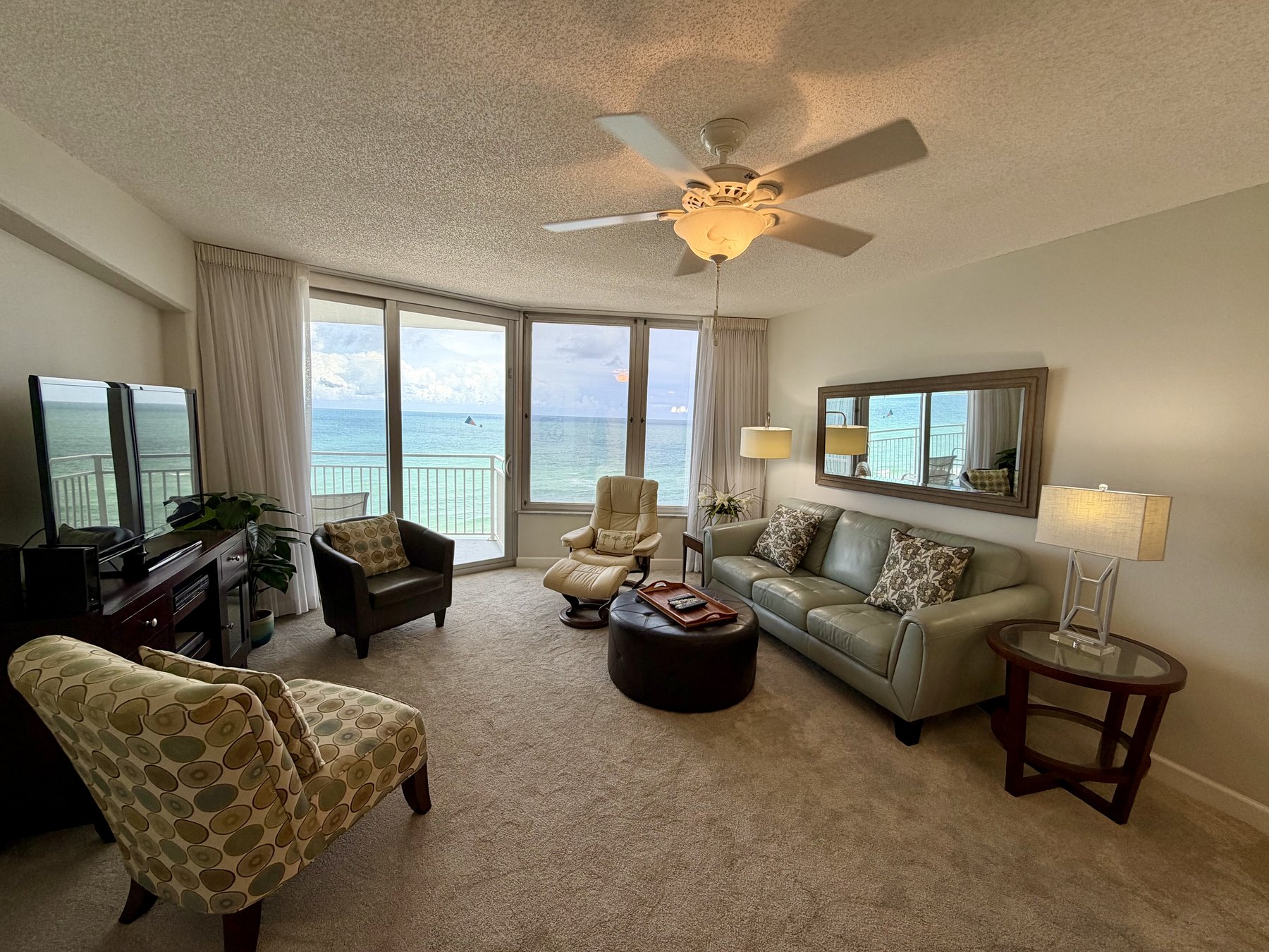Oceanfront living room in Ocean Shore 1155 rental unit 1004