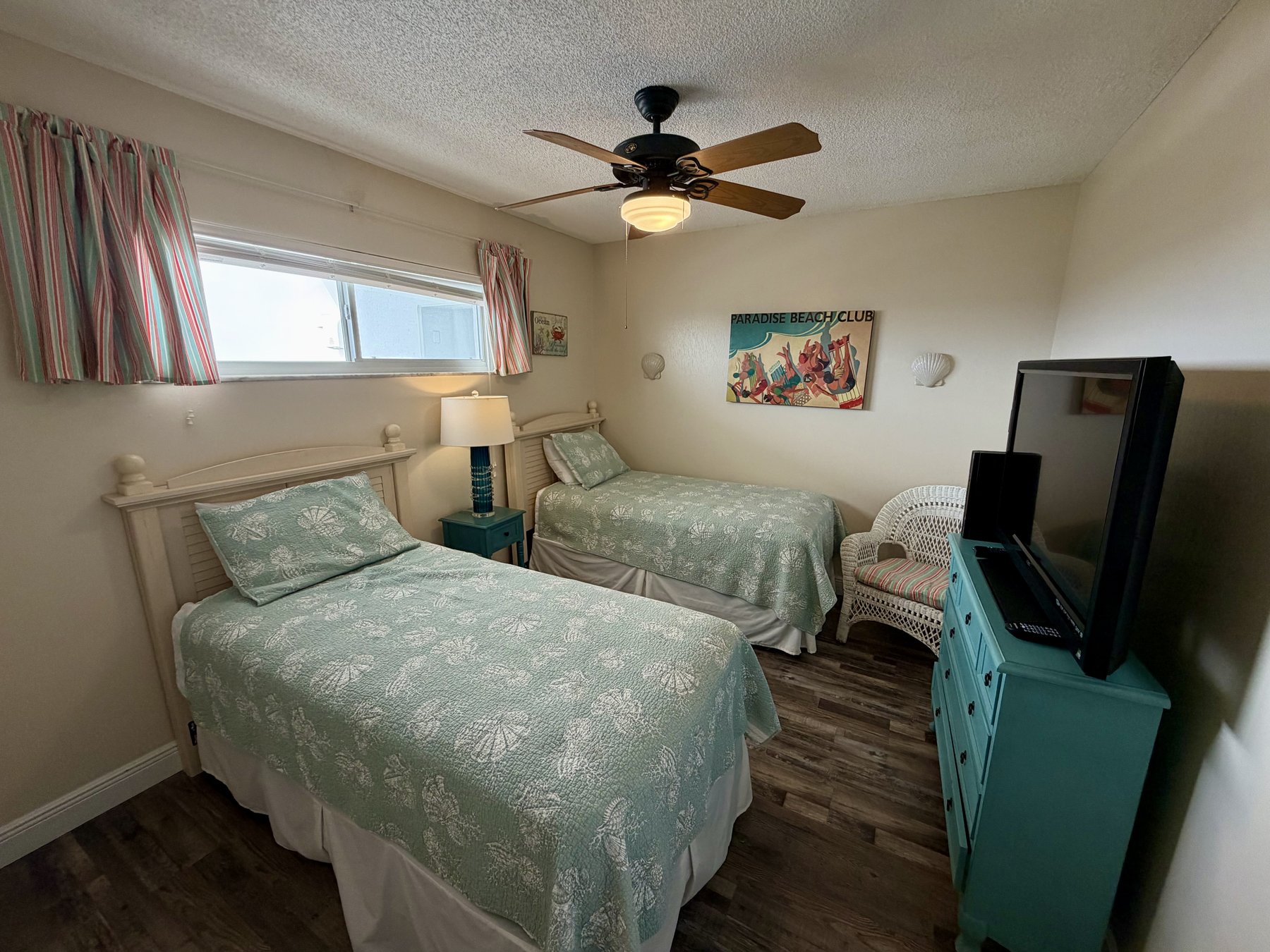 Guest bedroom with twin beds in rental unit 1005