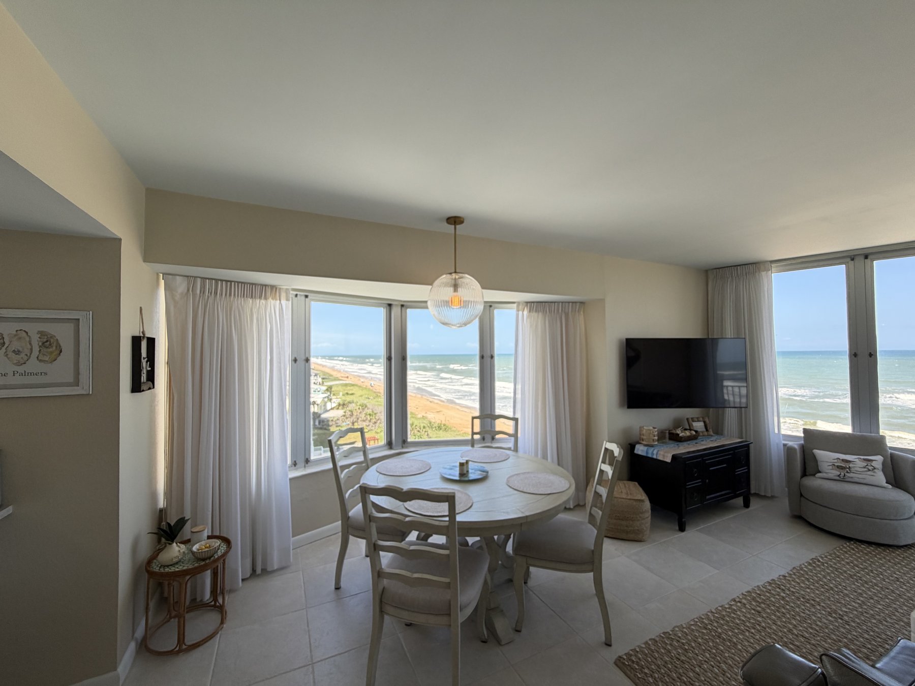 Dining area with panoramic ocean view in rental unit 601