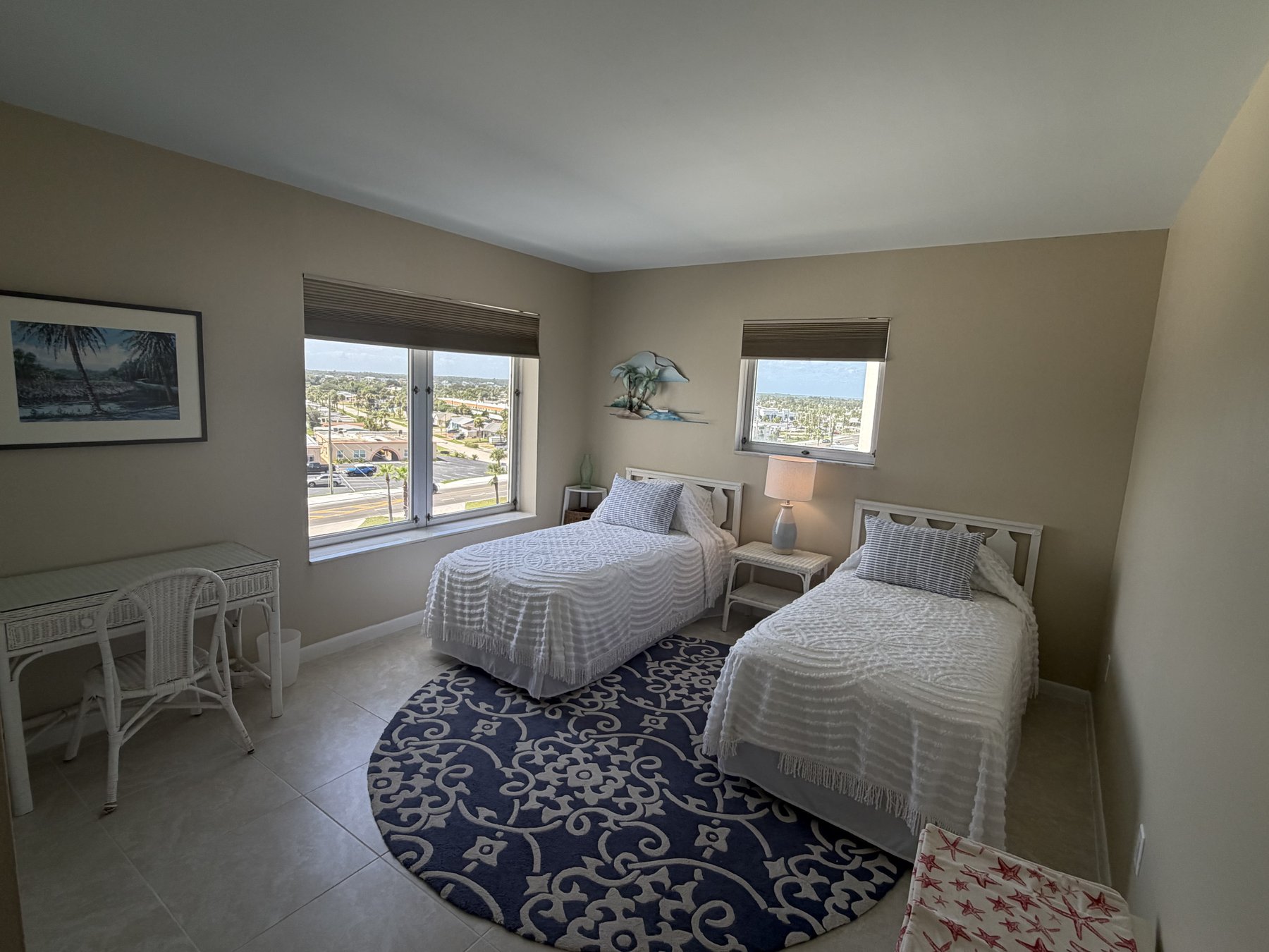 Guest bedroom with twin beds in rental unit 601
