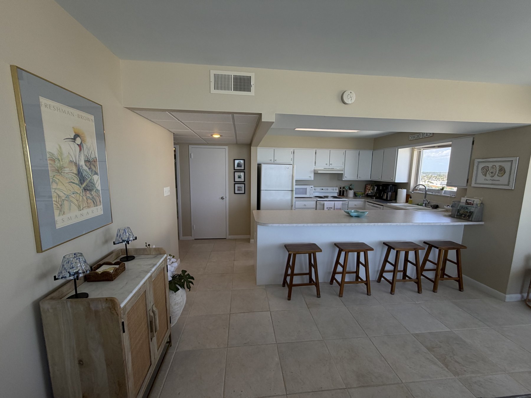 Kitchen and breakfast bar in rental unit 601