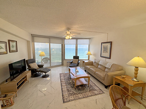 Interior view 2 of rental unit 906