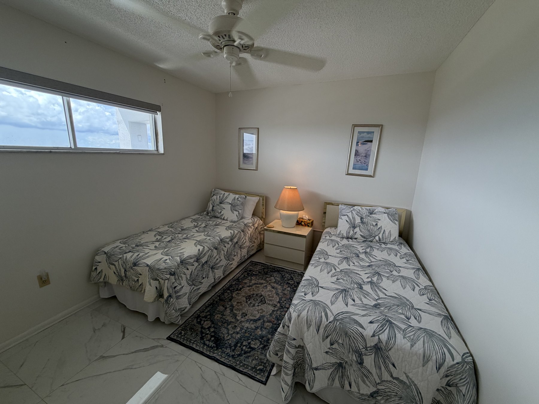 Guest bedroom with twin beds in rental unit 906