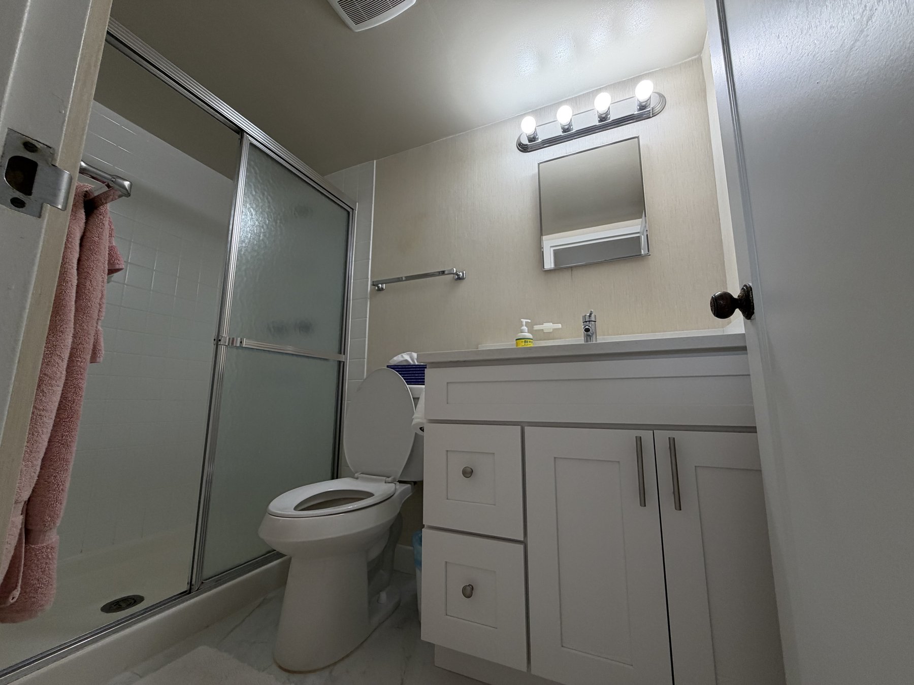 Bathroom in rental unit 906