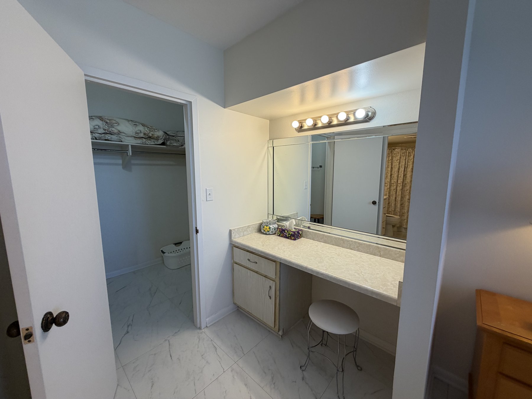Dressing vanity and closet in rental unit 906